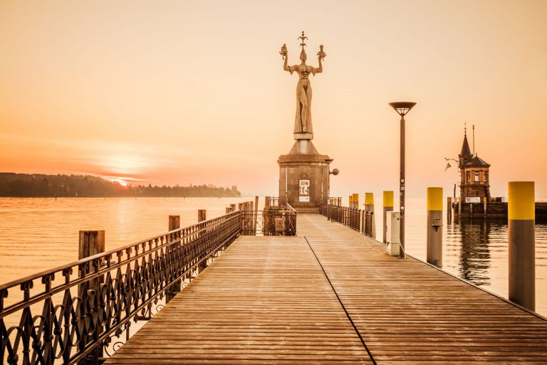 Die Imperia Statue am Konstanzer Hafen bei Sonnenuntergang