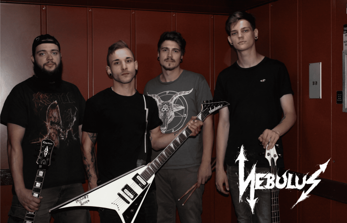 Ein Bild der Band Nebulus, die auf dem Halloweenlake auftritt. Vier Männer stehen in einem roten Aufzug. Sie halten Gitarren in ihren Händen und schauen direkt in die Kamera. Unten rechts befindet sich ihr Bandlogo.